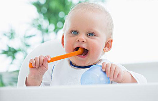 你给你的宝宝买了勺子了吗?宝宝的勺子似乎就是宝宝的武器。宝宝是否都没当勺子是他们的吃饭工具，还把它当成了玩耍的工具。看，宝宝们都把勺子玩成什么样子了。