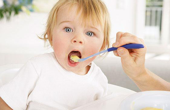 你给你的宝宝买了勺子了吗?宝宝的勺子似乎就是宝宝的武器。宝宝是否都没当勺子是他们的吃饭工具，还把它当成了玩耍的工具。看，宝宝们都把勺子玩成什么样子了。