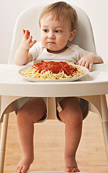 小孩子都是比较活泼乱动的，小时候妈妈总会给小孩买一张婴儿餐椅，让小孩子吃饭的时候更舒服方便些，当然咯，也是防止小孩不要到处乱动，搞到大人们都不能安静的吃一顿饭。