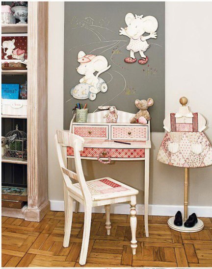 宝宝的房间应该怎么装扮呢?宝宝的房间应该充满着童真，不要像普通房间一样一成不变，四棱八角的。妈妈们，为宝宝的房间花点心思吧，让宝宝的房间看起来充满生机。