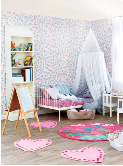宝宝的房间应该怎么装扮呢?宝宝的房间应该充满着童真，不要像普通房间一样一成不变，四棱八角的。妈妈们，为宝宝的房间花点心思吧，让宝宝的房间看起来充满生机。