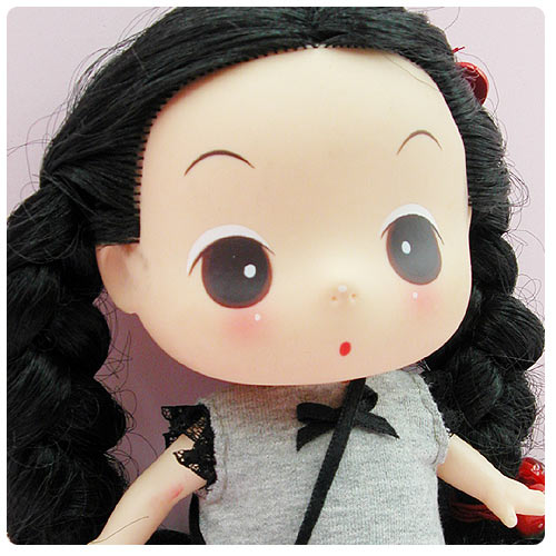 你的小孩喜欢芭比娃娃吗?如果喜欢的话，小编给你介绍这款韩国可爱芭比娃娃ddung，是不是很可爱呢?看到她百变的造型和萌萌的样子，真的很想拥有她呢!