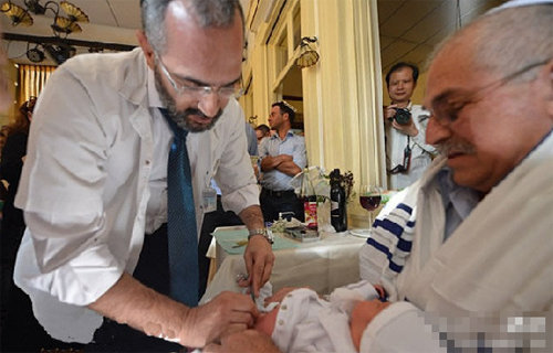 犹太男婴的“割礼”