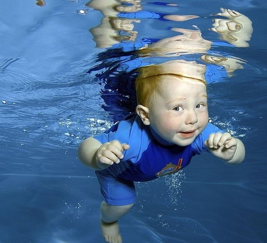 孩子们水下游泳的精彩瞬间