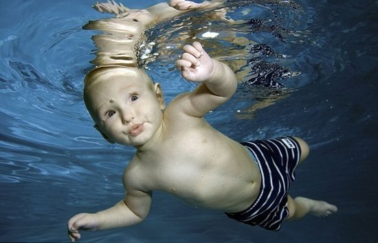 孩子们水下游泳的精彩瞬间