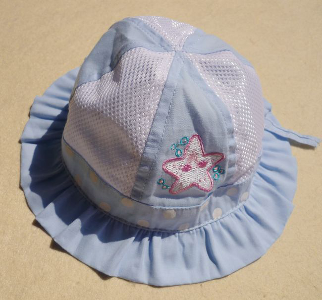 夏季为宝宝防晒是家长必修课，出行必须是全副武装，小小的帽子就这样被列入了防晒物品清单!