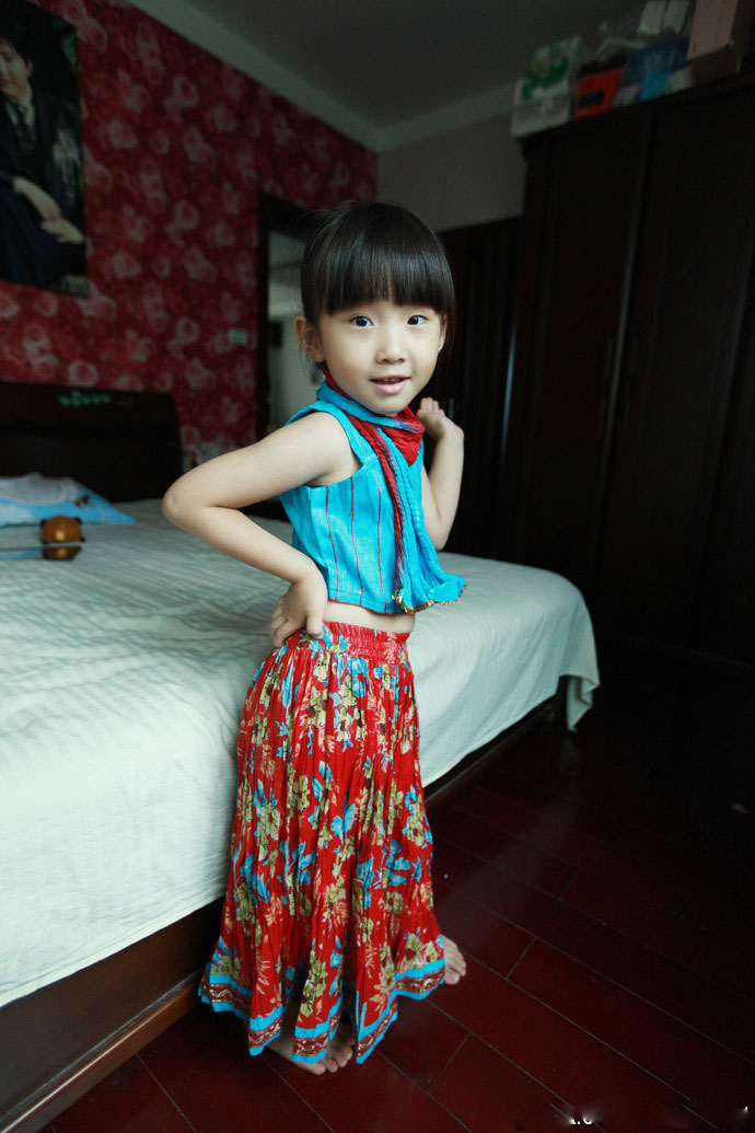 4岁小萌妞为了满足妈妈的拍照的愿望，穿起了妈妈从印度买回来的衣裙，短暂的扮演了一回印度小妞，pose是小妞自己想的，还是有模有样的。