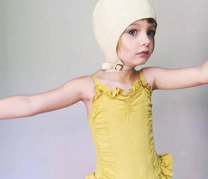 4岁小萌妞为了满足妈妈的拍照的愿望，穿起了妈妈从印度买回来的衣裙，短暂的扮演了一回印度小妞，pose是小妞自己想的，还是有模有样的。