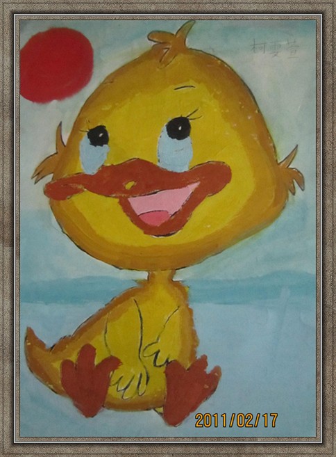 柯雯萱小朋友的人物涂鸦，不过其中混杂了一只鸭子，圆润的线条让人猜想这个宝宝本人也一定是很可爱的，人物还是很多样的。