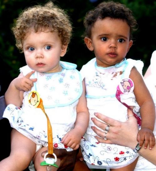 双胞胎之间总是有着这样那样的奇妙关系，相貌的高度相似性也许不是必然的结果，但是肤色相差如此大的双胞胎还是然人不禁要感慨，黑白双胞胎为照顾他们的人省去了不少麻烦，但也带来了不一样的快乐。