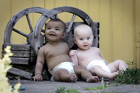 双胞胎之间总是有着这样那样的奇妙关系，相貌的高度相似性也许不是必然的结果，但是肤色相差如此大的双胞胎还是然人不禁要感慨，黑白双胞胎为照顾他们的人省去了不少麻烦，但也带来了不一样的快乐。