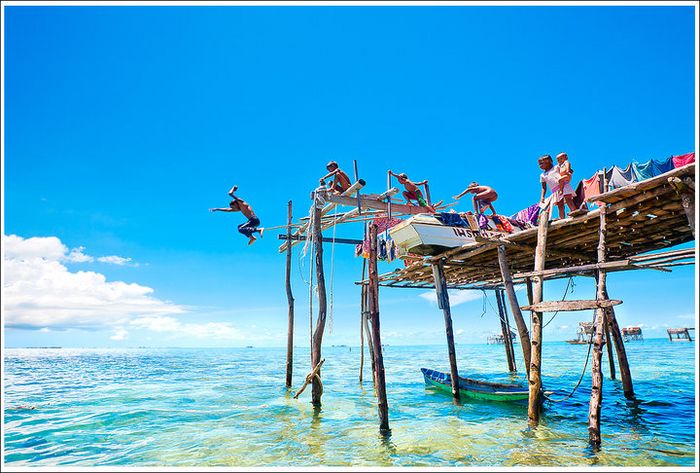 马来西亚小渔村仙本那的孩子们的快乐夏天，高高的椰子树、清澈的海水、湛蓝的天空，这些美丽的景物陪伴孩子们度过一个个美妙的夏天。