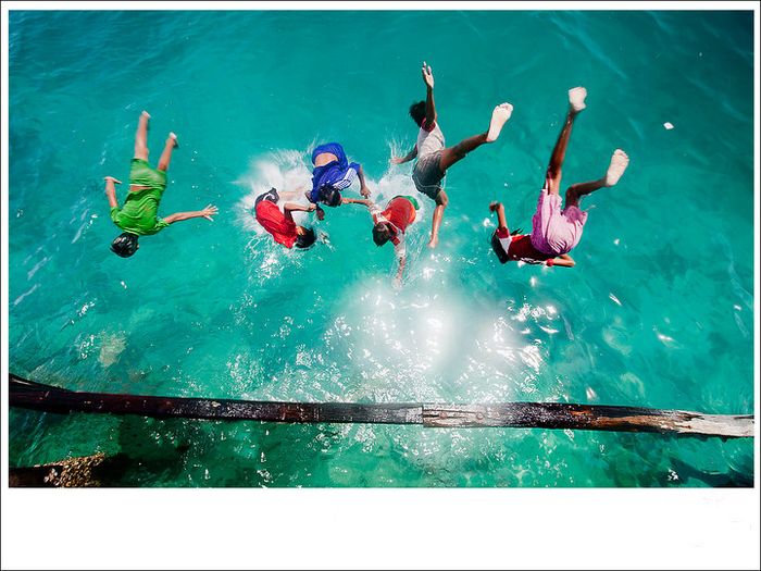 马来西亚小渔村仙本那的孩子们的快乐夏天，高高的椰子树、清澈的海水、湛蓝的天空，这些美丽的景物陪伴孩子们度过一个个美妙的夏天。