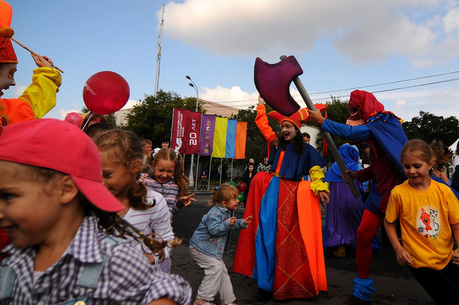 在近日俄国举行的创意儿童节上，观众看到了许多有意思的表演，更是看到了仙女齐齐来助阵，精彩不断上演。