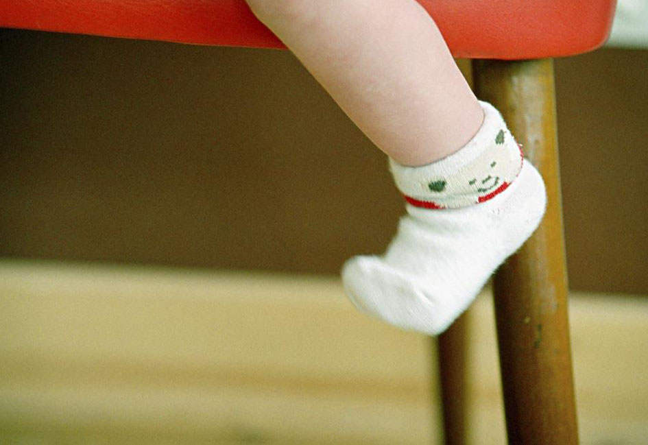 当宝宝的小脚丫，遇上宝宝的小袜子。