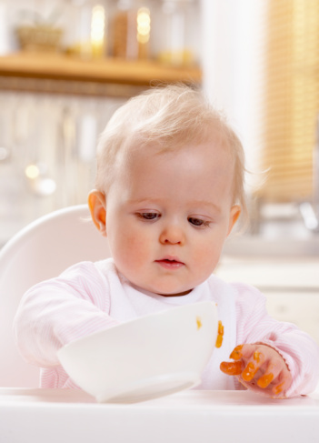 小碗：可以用家里现有的较小的碗，也可以准备宝宝专用的小碗，颜色不能太鲜艳，能用微波炉加热，耐摔就可以了。彩色颜料中往往含有铅，对宝宝的生长发育极为不利。