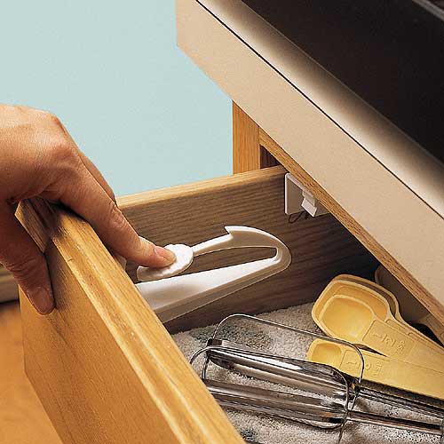 防止孩子开柜门儿夹着脑袋的，防止开抽屉和柜橱而拿到抽屉里刀子或剪子的。