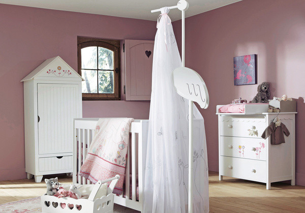 你的儿童床要怎么设计呢，宝宝房要怎么摆设呢?法国公司Vertbaudet专门为孩子和他们的房间设计不同的产品。在他们为宝宝房提供的家具的产品里含有不同的家居装修元素。这里他们为顾客提供了不同的设计方案，都是很可爱的设计，有吸引力的。即使你不会买他们的家具，您可以使用自己的想法，使您的宝宝房更加完美。
