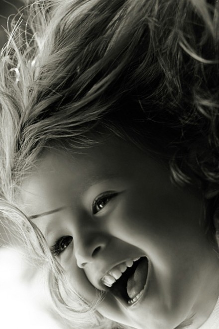 世上没有绝对幸福的人，只有不肯快乐的心。学学小孩子，开心的时候就大声欢笑。来看一组治愈系图片，看看孩子们的笑容。