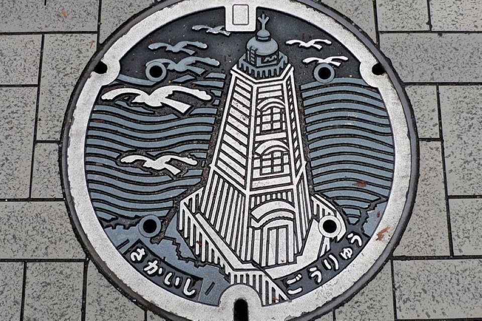 井盖，已然成为日本的一张城市名片。它始于解决实际的细节问题，又因做工精致成为一门艺术，最后不断普及发展成一种特殊文化。你或许能由此窥见些许日本式城市经营理念。