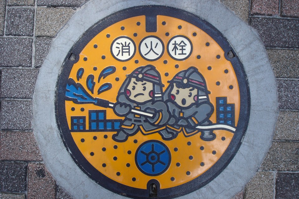 井盖，已然成为日本的一张城市名片。它始于解决实际的细节问题，又因做工精致成为一门艺术，最后不断普及发展成一种特殊文化。你或许能由此窥见些许日本式城市经营理念。