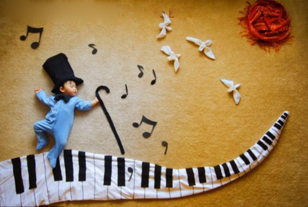 据英国《每日邮报》10月28日报道，台湾艺术家廖奎妮(Queenie Liao)凭借其丰富的想象力，用不同颜色的材料、毛绒玩具和其他家居用品当背景，在儿子Wengenn熟睡时，拍摄了一系列虚构通话场景的照片，这些照片已经被集结成书在台湾出版。