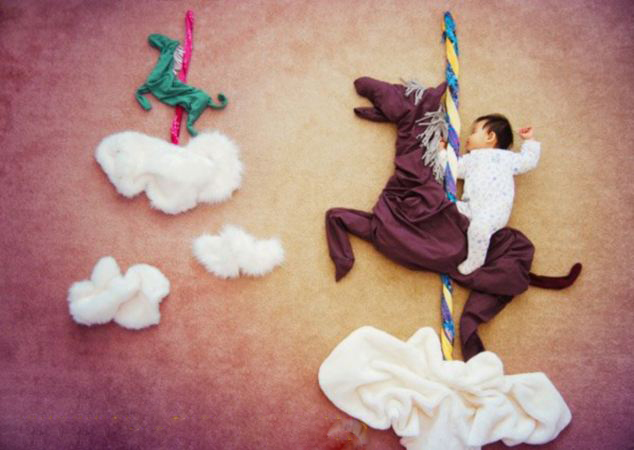 据英国《每日邮报》10月28日报道，台湾艺术家廖奎妮(Queenie Liao)凭借其丰富的想象力，用不同颜色的材料、毛绒玩具和其他家居用品当背景，在儿子Wengenn熟睡时，拍摄了一系列虚构通话场景的照片，这些照片已经被集结成书在台湾出版。