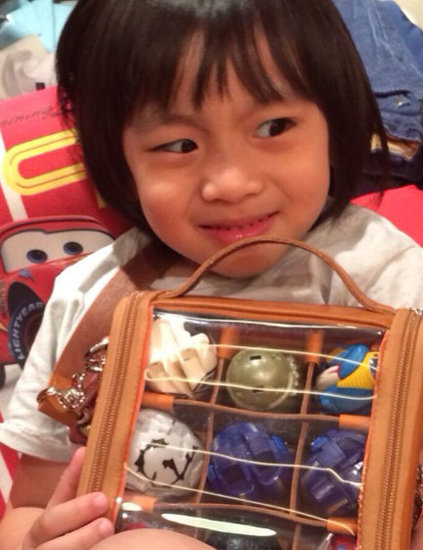林志颖儿子Kimi在《爸爸》中表示很喜欢奥特曼蛋，今天，其收到奥特包后，开心拍照。林志颖表示，‘这个是JR定制的奥特包。’