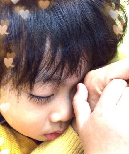 林志颖儿子Kimi在《爸爸》中表示很喜欢奥特曼蛋，今天，其收到奥特包后，开心拍照。林志颖表示，‘这个是JR定制的奥特包。’