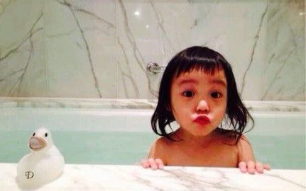 12月11日，韩红通过微博晒出一张赵薇爱女小四月的出浴照，并称赞‘Q到爆!太可爱!’小四月的一双大眼睛非常的像妈妈。
