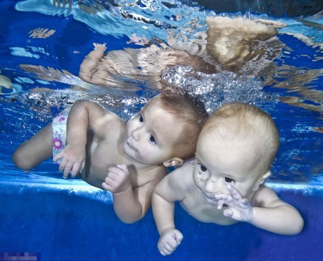 9个月大的双胞胎会游泳