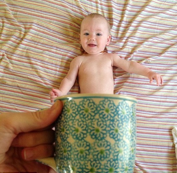 美国妈妈晒“杯装”宝宝 欢乐无限