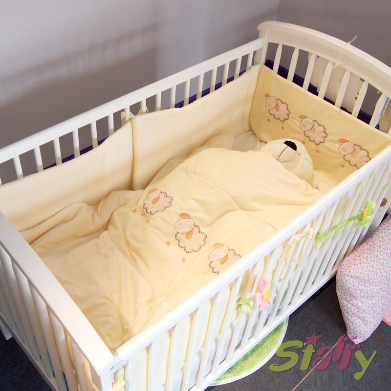 新生儿用品清单-寝具：婴儿床1张，床垫1个，纯棉床单和被子2—3套，睡袋1个