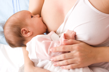 妈妈抱着宝宝进行母乳喂养，这样的时刻令人动容，母爱在我们身边静静地流淌着……