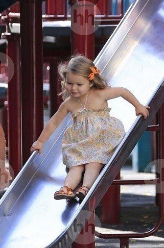 近日，小贝、辣妹爱女小七再度现身街心公园，七公主身穿吊带裙，独自玩滑梯，同样非常快乐。