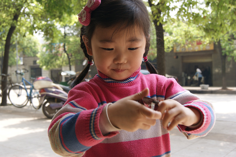 弈欣是来自来自江西萍乡的一个小女孩，带着酒窝的标志性笑容是她的招牌。看着这样萌的脸庞，是不是再多的烦恼都烟消云散？