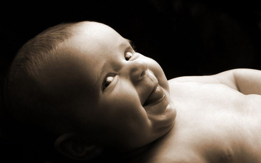 宝宝的笑，不染轻尘，星眸闪动的是最原始的纯真，唯美，不是色彩修饰出来的视觉效果，而是他们带来的感动