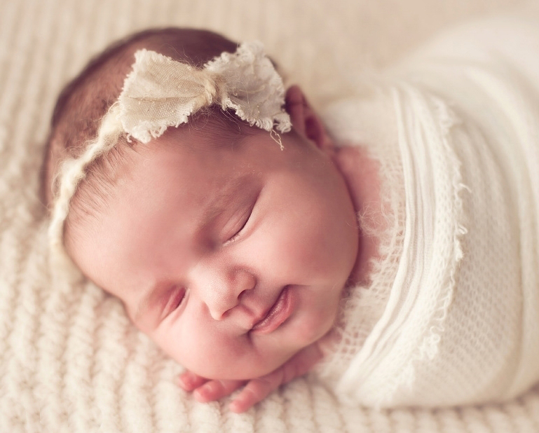 睡梦中的小婴儿，宛如一个新生的小天使，干净，纯真，安静的睡颜，让人忍不住想要亲上一口。
