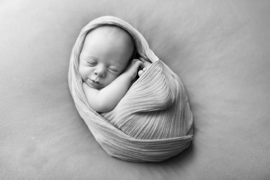 睡梦中的小婴儿，宛如一个新生的小天使，干净，纯真，安静的睡颜，让人忍不住想要亲上一口。