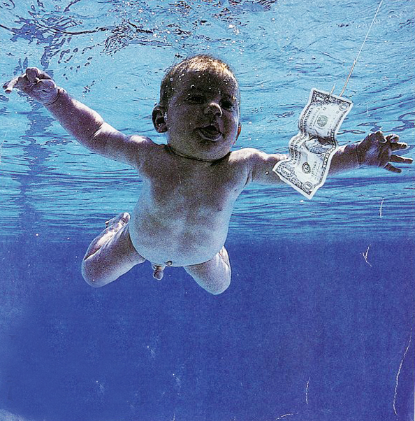 有没有想过可爱的小宝宝在水中是一幅怎样的画面呢?可爱的宝宝在清澈的蓝色水中游弋，多像漂亮的美人鱼宝宝。据英国《每日邮报》11月8日报道，伦敦摄影师安妮特·布莱斯(Annette Price)在英国切尔滕纳姆市的一处游泳池里拍摄了一组“水宝宝”系列作品，捕捉到小宝宝们在水下游泳时的可爱瞬间。