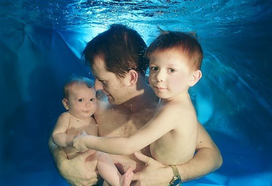 有没有想过可爱的小宝宝在水中是一幅怎样的画面呢?可爱的宝宝在清澈的蓝色水中游弋，多像漂亮的美人鱼宝宝。据英国《每日邮报》11月8日报道，伦敦摄影师安妮特·布莱斯(Annette Price)在英国切尔滕纳姆市的一处游泳池里拍摄了一组“水宝宝”系列作品，捕捉到小宝宝们在水下游泳时的可爱瞬间。