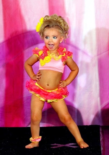 2012年6月18日密西根州，萨万娜 杰克逊引起全美关注，才3岁的她，已经拿下无数选美比赛冠军！妈妈称，每月在女儿身上打点造型，购买衣物饰品开销约$4670，约￥3万元。