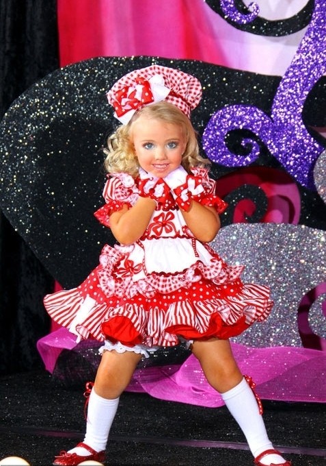 2012年6月18日密西根州，萨万娜 杰克逊引起全美关注，才3岁的她，已经拿下无数选美比赛冠军！妈妈称，每月在女儿身上打点造型，购买衣物饰品开销约$4670，约￥3万元。
