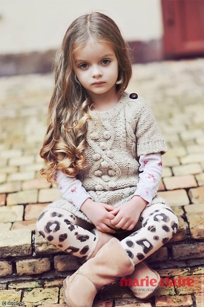 俄罗斯向来多出美女，但是这个仅4岁的小萝莉却掩盖了俄罗斯众多美女的光芒。4岁的米兰.库尔尼科娃庄重而不失娇俏的发型，可爱而优雅的举止，再加上真人版的洋娃娃面孔，让一切美女都只能成为浮云。