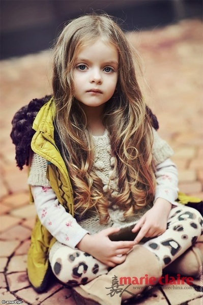 俄罗斯向来多出美女，但是这个仅4岁的小萝莉却掩盖了俄罗斯众多美女的光芒。4岁的米兰.库尔尼科娃庄重而不失娇俏的发型，可爱而优雅的举止，再加上真人版的洋娃娃面孔，让一切美女都只能成为浮云。