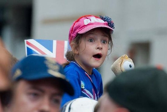 宝宝也为奥运疯狂，他们报对奥运的热情都写在脸上，笑容、呐喊、摇旗助威都不落下，充分展现的他们对奥运的激情。
