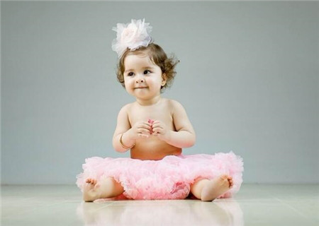 宝宝一岁了，粉嫩可爱的表情更丰富了，小小的、肉肉的手脚也十分惹人喜欢。