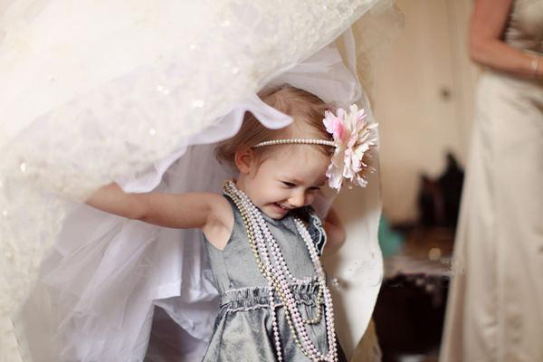 婚礼上最美的除了新娘，就是我们小小的花童了，一枚花瓣一份承诺，一份承诺一份幸福，小小的花童捧着大大的幸福，这纯净无暇的天使，带来的是最真挚最干净的祝福。