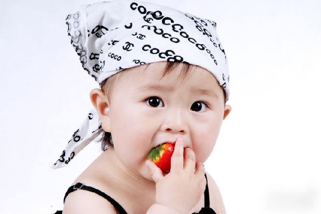 爱吃草莓的小美眉，笑起来跟草莓一样甜~