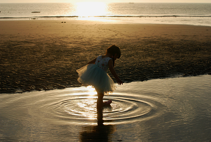 海风轻拂，浪卷浪舒，有那么个可爱的小宝贝，赤脚踩在软软的沙滩上，面朝大海，心里便滋长出暖暖的春天。